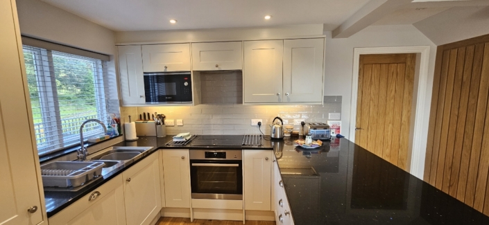 A nicely arranged fitted kitchen